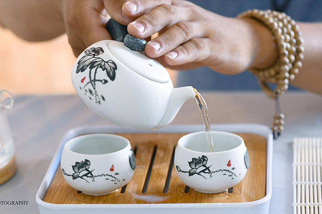 白茶好坏怎么辨别(白茶怎样分辨好坏)